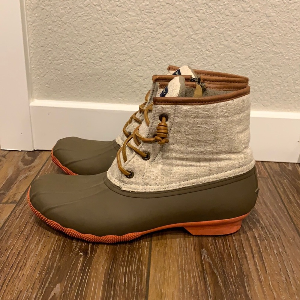 9.5 Sperry Women's Saltwater Pop Outsole Duck Boot
